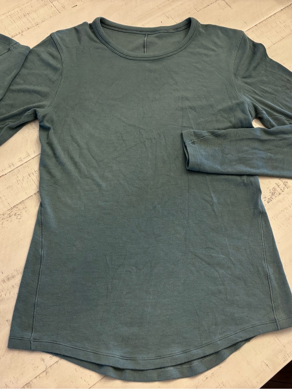 LULULEMON Hold Tight Long Sleeve in EUC
Size Women’s US 6/8